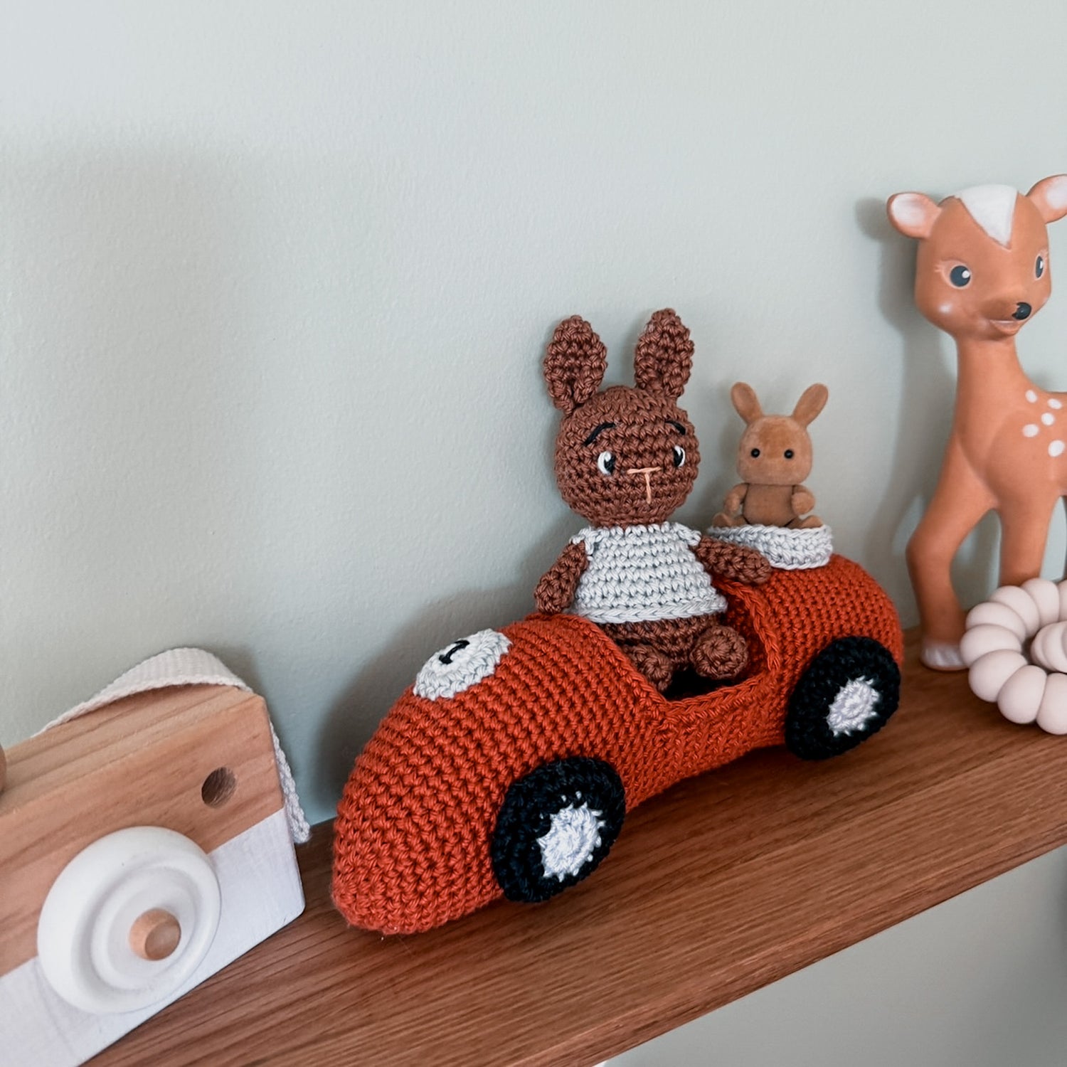 Patron de la voiture vintage et son lapin