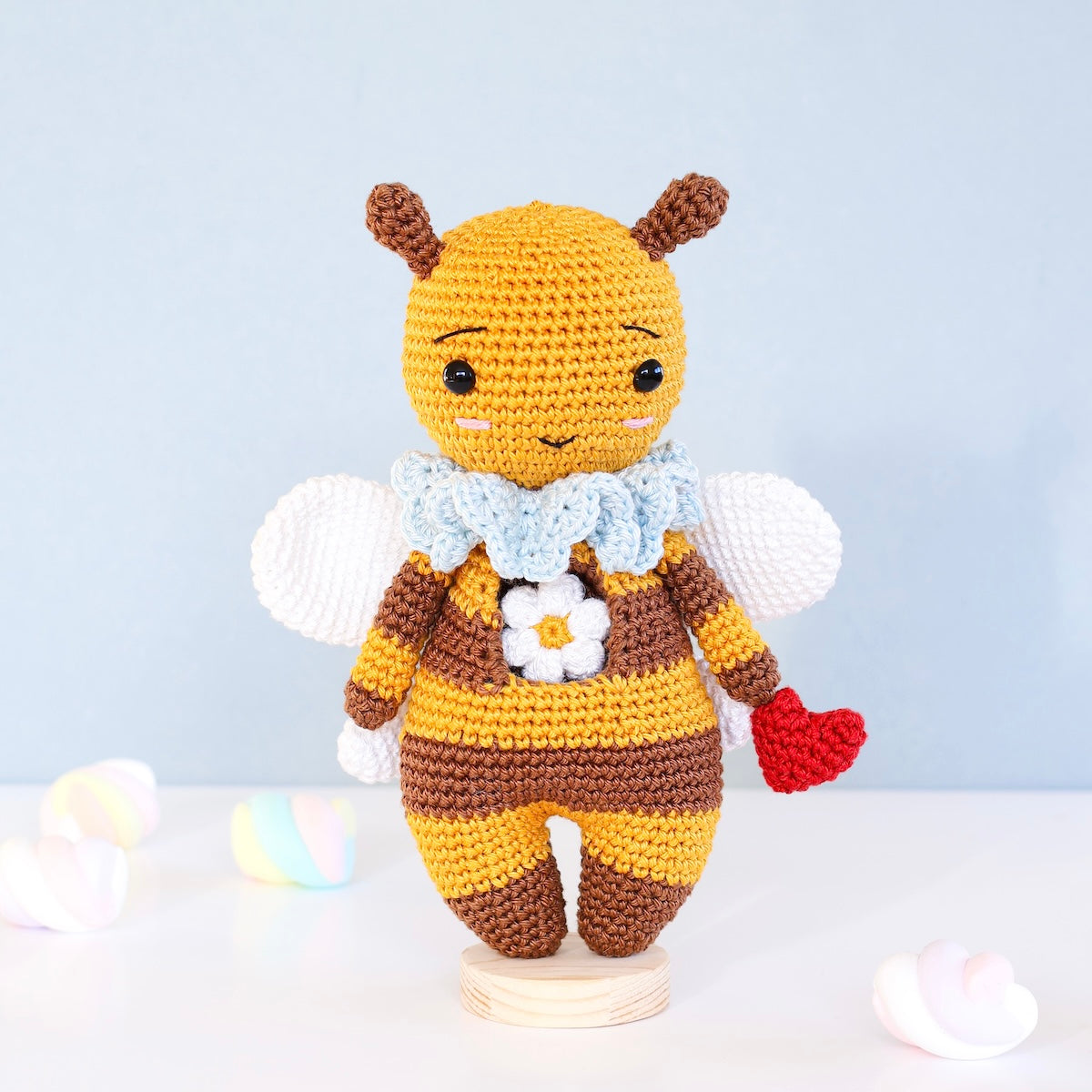 Patron de Louna l'abeille au cœur fleuri