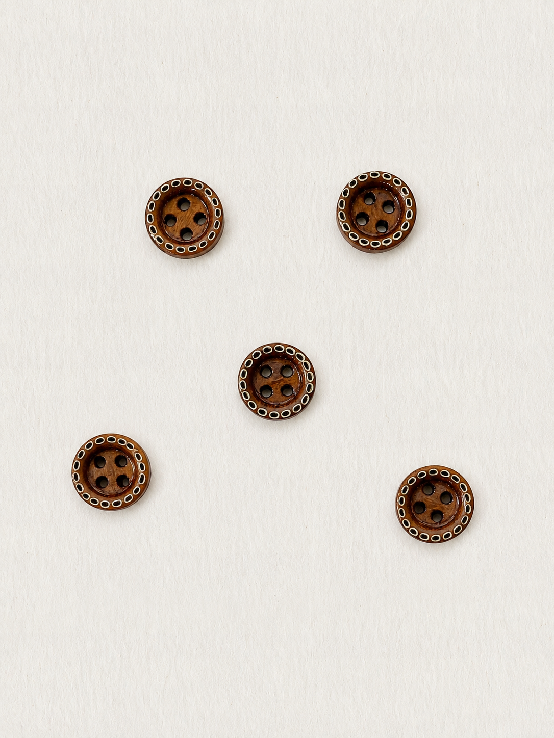 Paire de bouton en bois à motifs