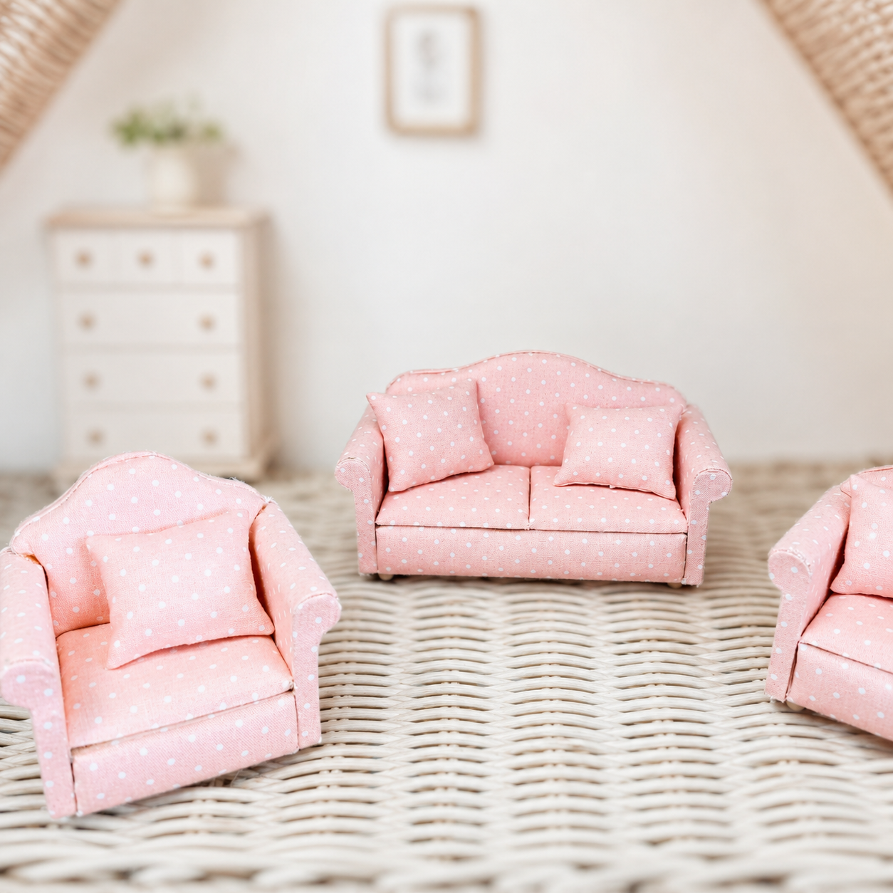Canapés et Fauteuils miniatures – "Petits Défauts, Petit Prix"
