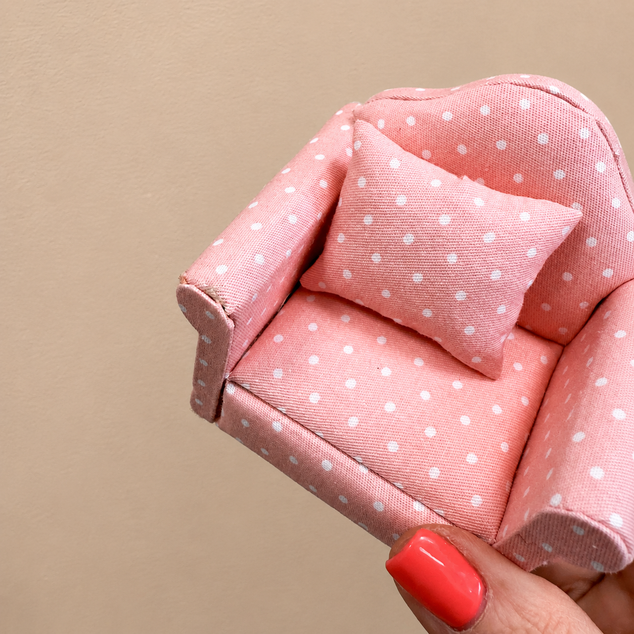 Canapés et Fauteuils miniatures – "Petits Défauts, Petit Prix"