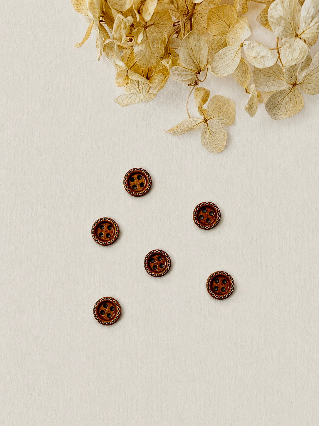 Paire de bouton en bois à motifs