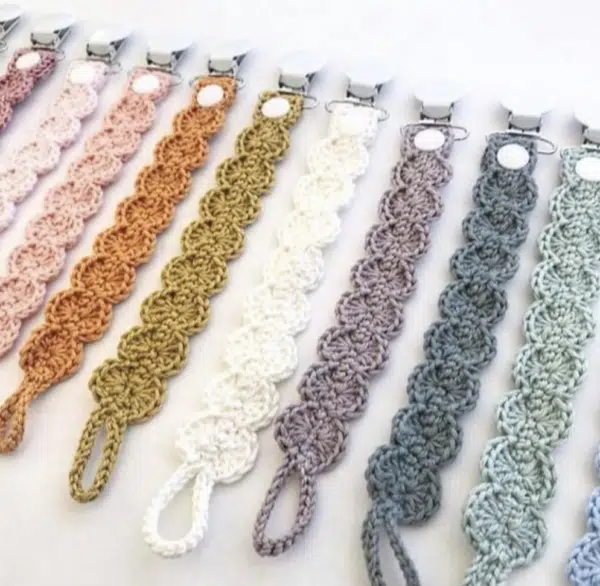 attache tetine annab crochet bébé patron