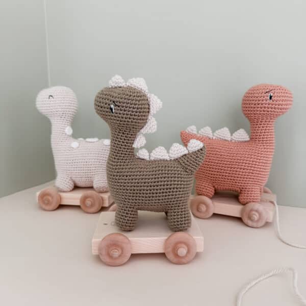 chariot, chariot roulettes, annab, crochet, jouet, mercerie, bois, box crochet, kit crochet, amigurumi, dinosaure crochet