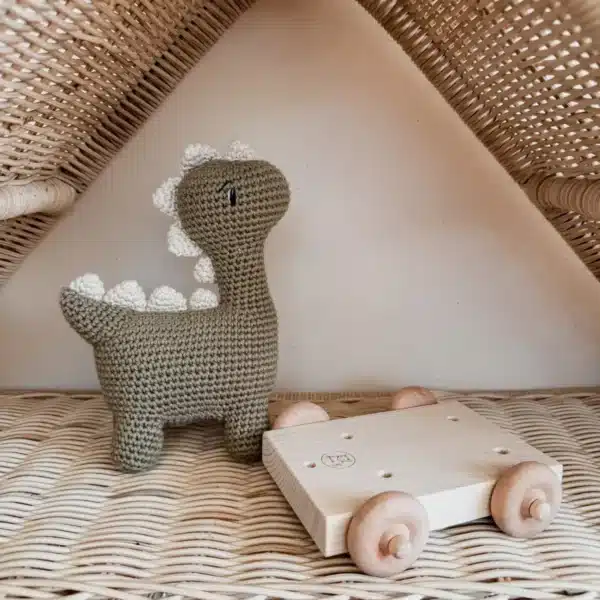 chariot, chariot roulettes, annab, crochet, jouet, mercerie, bois, box crochet, kit crochet, amigurumi, dinosaure crochet