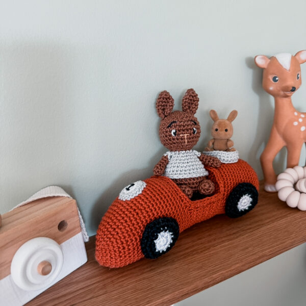 voiture, bolide, voiture crochet, martin le lapin, lapin, box crochet, annab, crochet, kit crochet, amigurumi, coton,