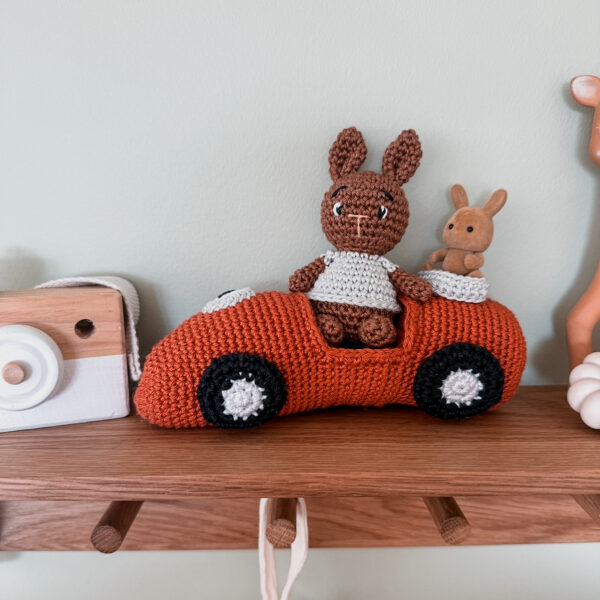 voiture, bolide, voiture crochet, martin le lapin, lapin, box crochet, annab, crochet, kit crochet, amigurumi, coton,