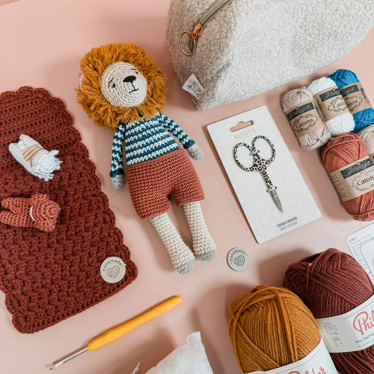 box crochet du mois d'octobre pour réaliser marceau le lion en amigurumi et son sac de couchage