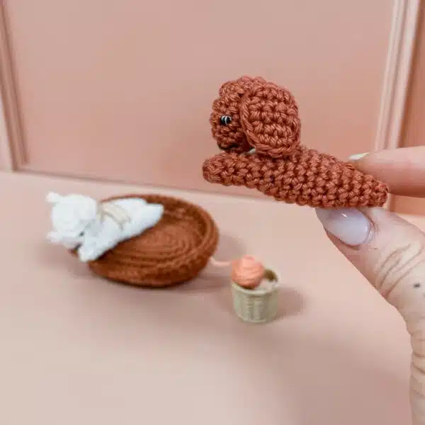 petit animal de compagnie au crochet pour maison de poupée miniature