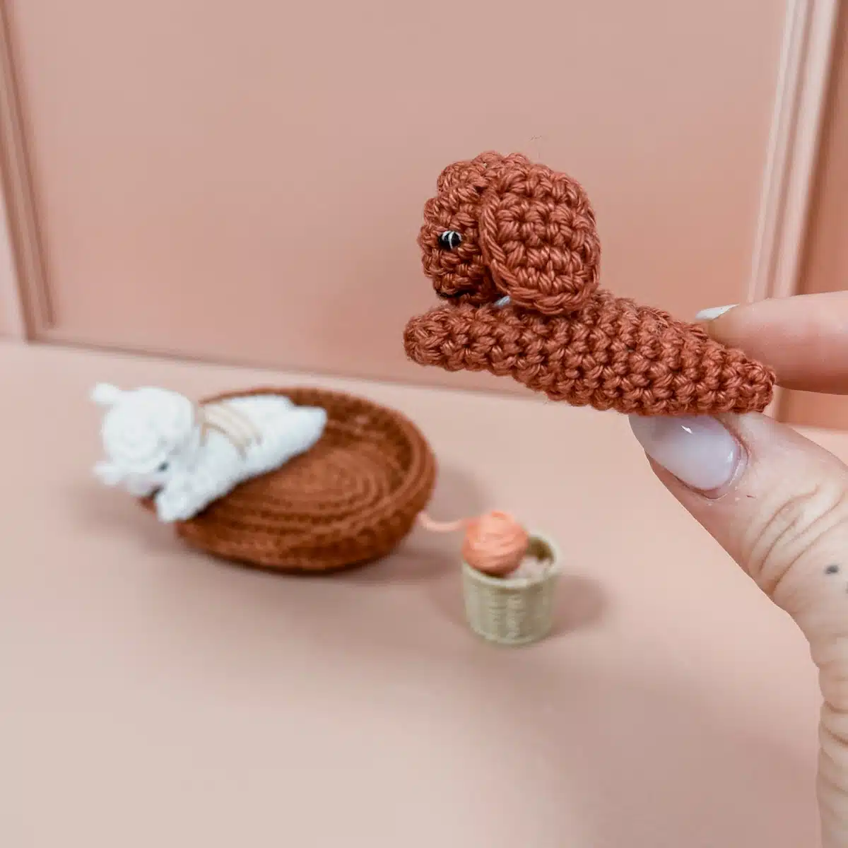 petit animal de compagnie au crochet pour maison de poupée miniature