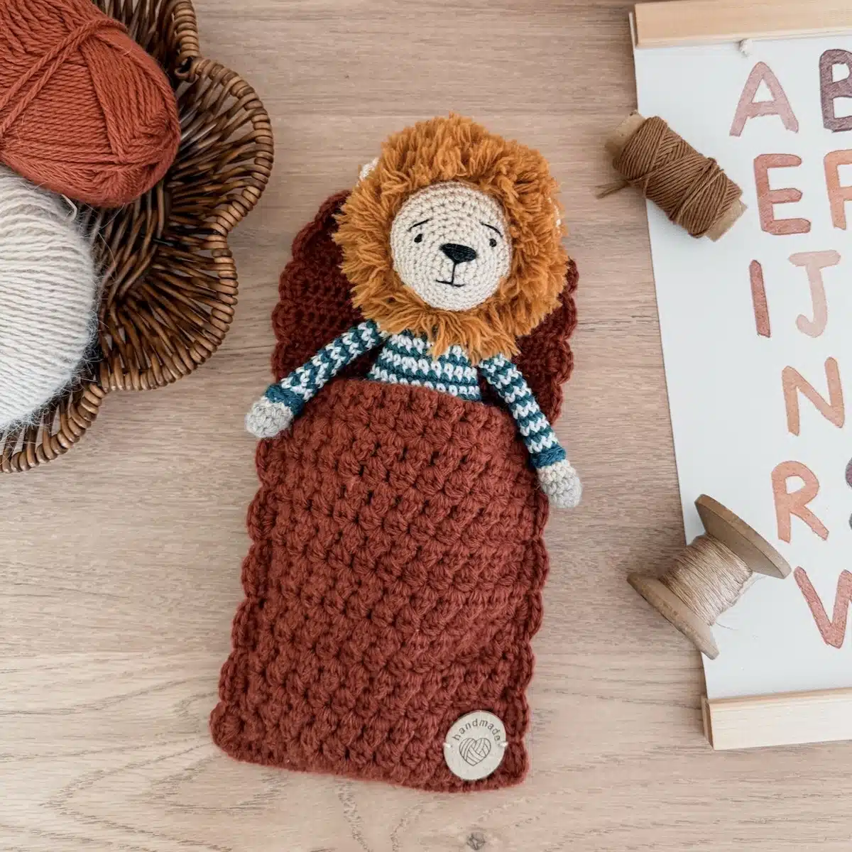 patron au crochet du sac de couchage pour l'amigurumi marceau le lion à télécharger