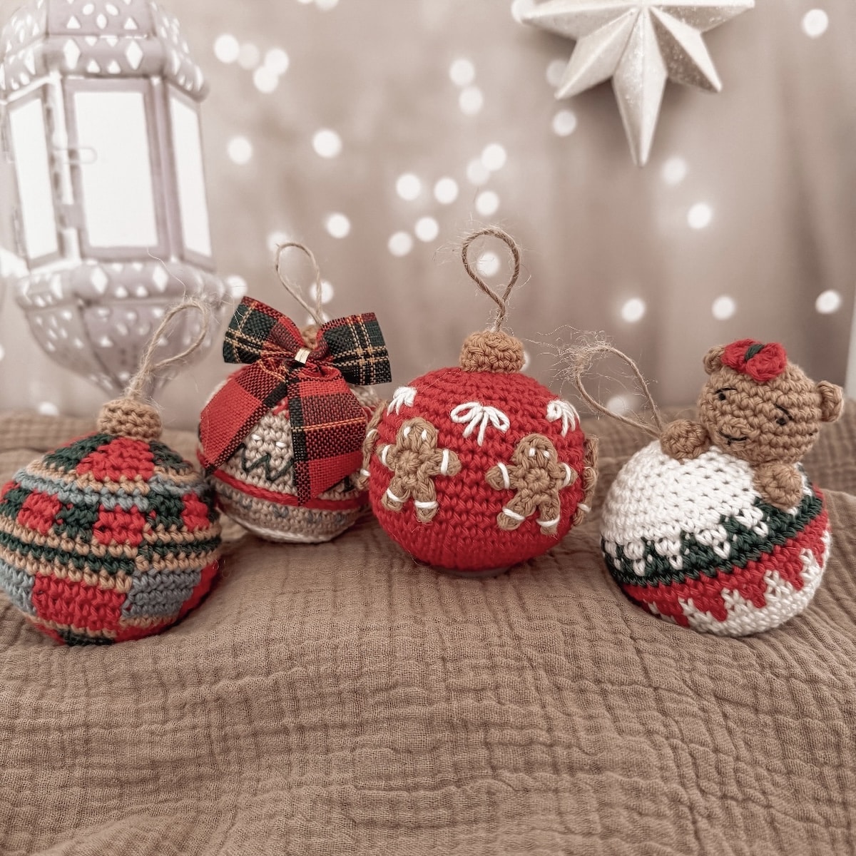joli coffret de boules de noel au crochet