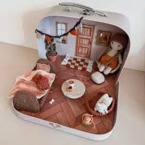 Découvrez le coffret crochet Maison de Poupée Anna B, un kit complet et poétique pour créer une adorable maison miniature au crochet avec 12 patrons d’objets et accessoires détaillés.