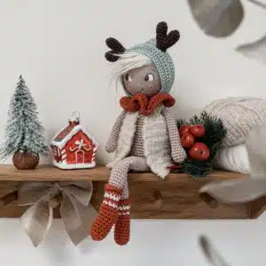 Le kit crochet Grand Renne Espiègle Anna B vous permet de créer un adorable renne de Noël au crochet, avec une tête cousue main et tous les accessoires inclus.