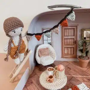 Découvrez le coffret crochet Maison de Poupée Anna B, un kit complet et poétique pour créer une adorable maison miniature au crochet avec 12 patrons d’objets et accessoires détaillés.
