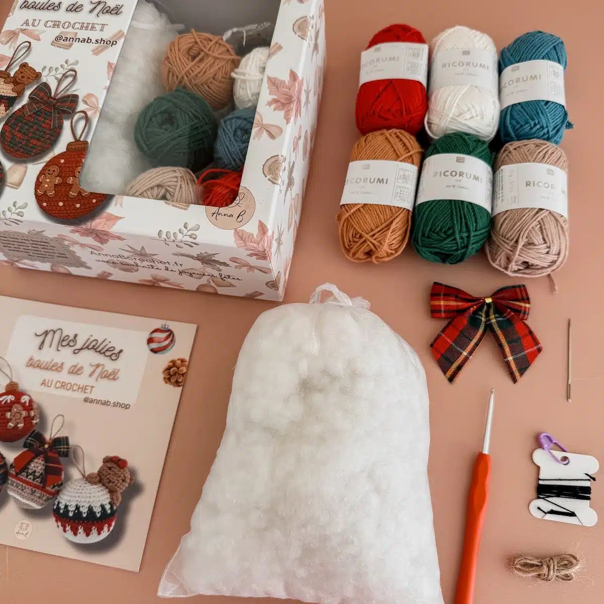 joli coffret de boules de noel au crochet
