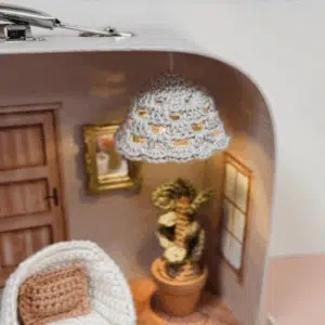 la collection des minis trésors au crochet s'agrandit avec ce mini lustre pour maison de poupée au crochet